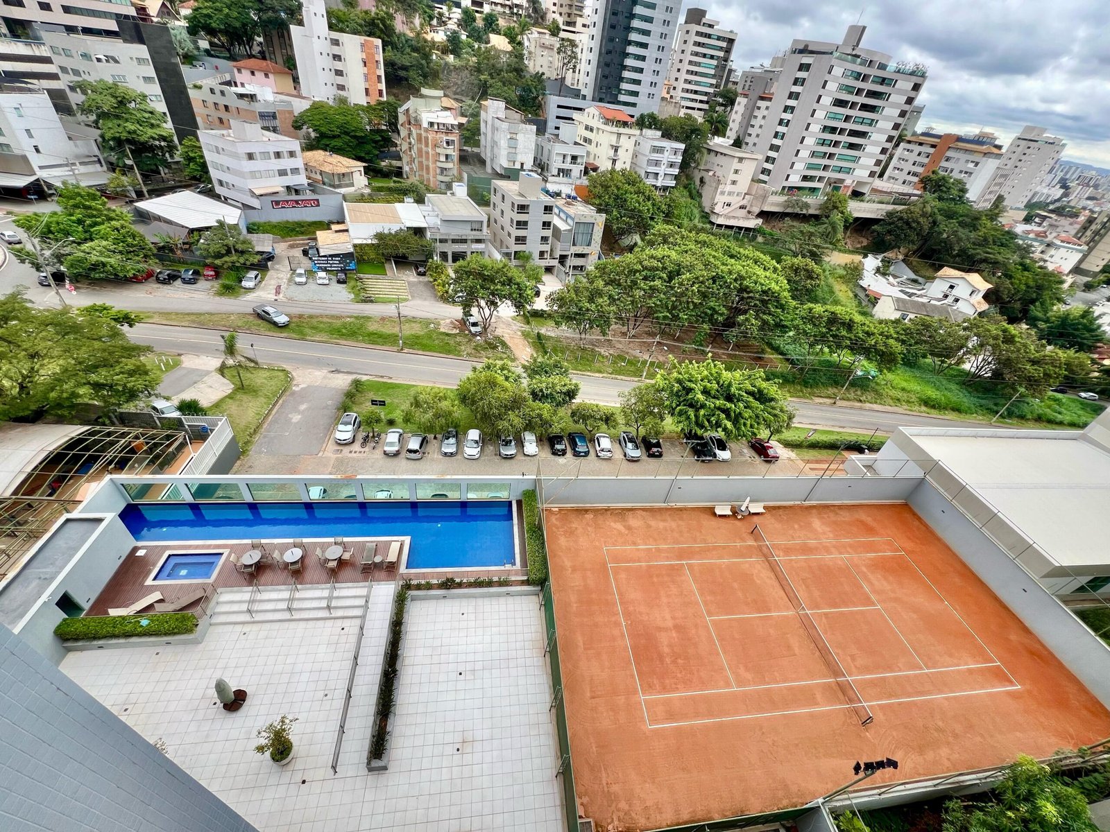 vista da piscina e quadra